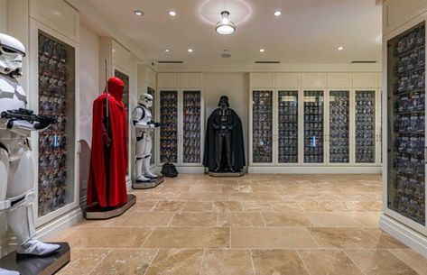 This MASSIVE Star Wars-Themed Basement Will Blow Your Mind! | the disney food blog Star Wars Collection Room, Star Wars Basement, Star Wars Theme Room, Star Wars Action Figures Display, Star Wars Office, Star Wars Man Cave, Star Wars Home, Game Shelf, Star Wars Bedroom