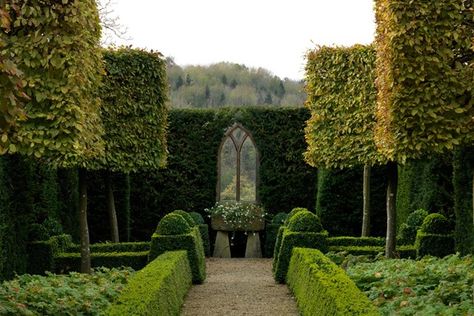 From country cottage gardens to grand estates, be inspired by these quintessentially English garden designs Traditional Garden Design, Country Cottage Garden, English Garden Design, Garden Hedges, Manor Garden, Topiary Garden, Garden Mirrors, 카페 인테리어 디자인, Walled Garden