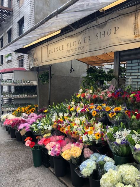 Flower Shop New York, Flower Shops Aesthetics, Flower Shop Owner Aesthetic, Small Town Flower Shop, West Village Nyc Aesthetic, New York Flower Shop, Nyc Flower Shop, New York Flowers, Flower Shop Aesthetic