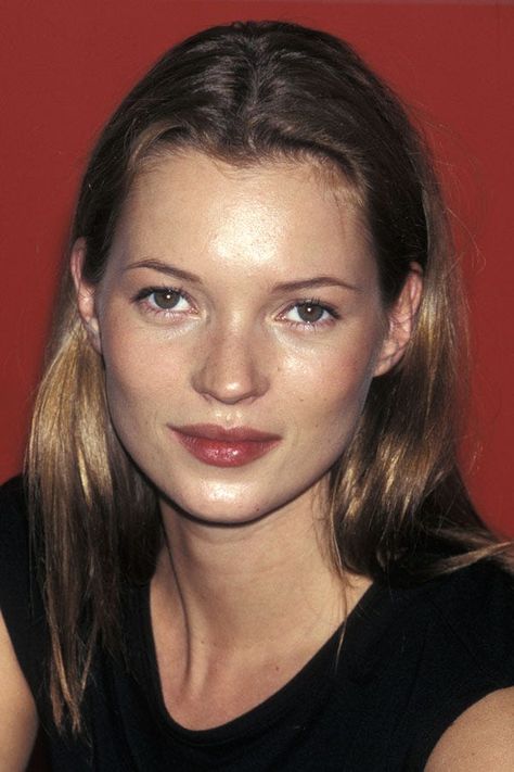 20 Times Kate Moss Started A Beauty Trend #refinery29 https://www.refinery29.com/en-us/2016/01/101245/kate-moss-birthday-beauty-looks#slide-4 Kate Moss Hair, Supermodel Body, Kate Moss 90s, Queen Kate, Carolyn Murphy, Smink Inspiration, 90s Model, 90s Supermodels, Birthday Outfits