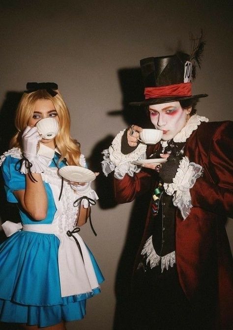 Anime Halloween Couple Costume, Anime Couple Cosplay Ideas, Costume Ideas 2 People, Alice In Wonderland Couples Costume, Easy Couple Cosplay, Dark Couples Costumes, Alternative Couples Costumes, Alice In Wonderland Couple Costume, Band Halloween Costumes