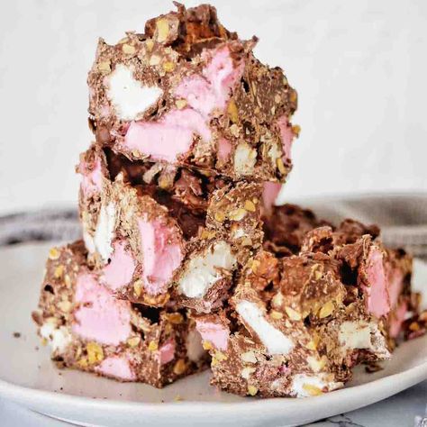 This 4 ingredient rocky road is a quick and easy recipe. With simple ingredients we melt and mix to make this much loved chocolate treat. Ricky Road, Rocky Road Candy Recipe, Best Rocky Road Recipe, Easy Rocky Road Recipe, Easy Rocky Road, Rocky Road Recipe, Rum Balls, Recipe Tin, 4 Ingredient