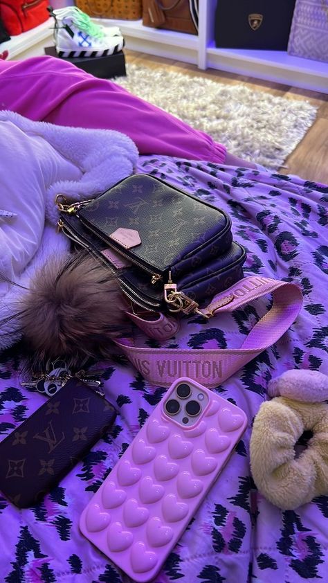 Name Brand Purses, Pink Louis Vuitton, Heart Kawaii, Louis Vuitton Taschen, Bubble Heart, Pink Lifestyle, Luxury Bags Collection, Purse Essentials, Pop Bubble