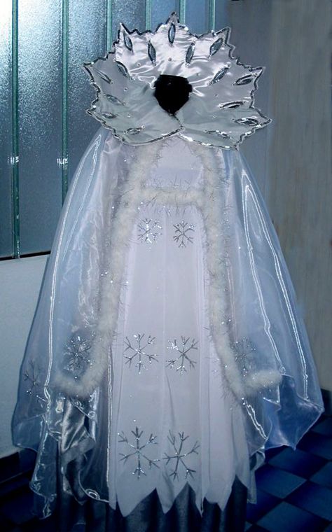 White Witch Costume, Queen Cape, Snow Queen Costume, Narnia Costumes, Ice Queen Costume, Diy Snow, Book Day Costumes, Wonderland Costumes, Queen Outfit