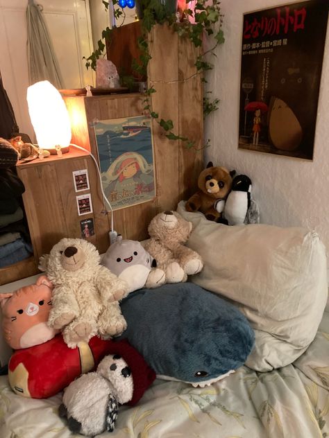 Dorm Room Stuffed Animals, Room With Plushies Aesthetic, Bed Plushies Aesthetic, Plushies Bedroom Aesthetic, Plush Collection Room, Bed With Plushies Aesthetic, Plushie Bedroom Aesthetic, Plushie Collection Aesthetic, Bedroom With Plushies