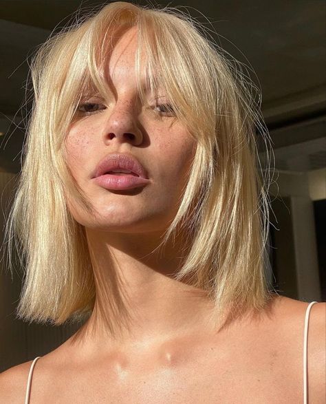 Short Blonde Hair Bangs, Spring Hair Colour, Summer Hair Inspo, Wispy Curtain Bangs, Hair Pics, Blonde Bangs, Blonde Hair With Bangs, Classic Bob, Creamy Blonde