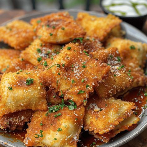 How to Make the Perfect Crispy Toasted Ravioli - Charm Recipes Crispy Ravioli Appetizer, Crispy Ravioli, Toasted Ravioli, Italian Breadcrumbs, Ravioli Recipe, Cheese Ravioli, Best Pasta Recipes, Recipe Images, Pasta Recipe