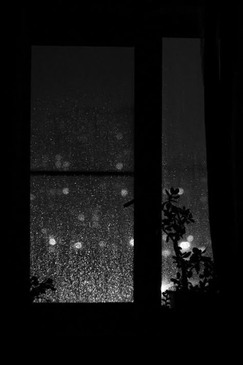 Rainy Window Aesthetic Night, Rainy Night Out Outfit, Rainy Aesthetic, Rainy Window, Rain Window, Night Out With Friends, Night Window, Rain Pictures, Dark Black Wallpaper