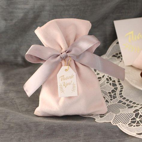 Candy Bags Wedding, Jewelry Packaging Design, Inexpensive Wedding Favors, Birthday Giveaways, Engagement Party Favors, Wedding Candy Boxes, Packaging Ideas Business, Velvet Cloth, Wedding Favors Cheap