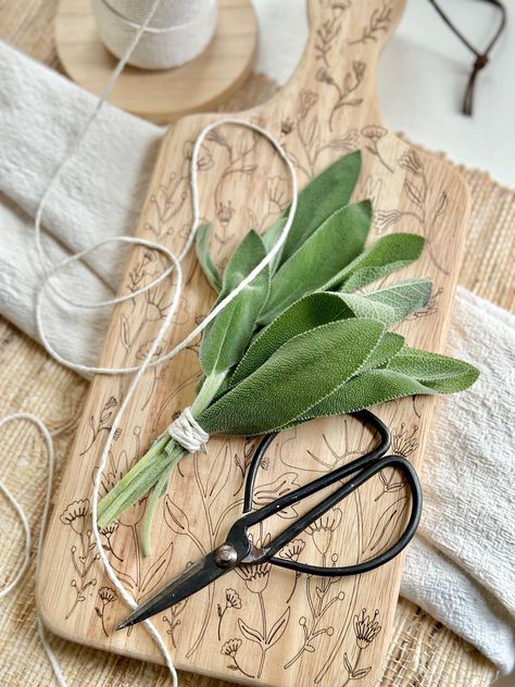 How to Dry Sage Bundles: 4 Quick and Easy Methods - Sage Uses, Dry Sage, Sage Bundles, Preserving Herbs, Sage Plant, How To Dry Sage, Herb Seasoning, Sage Leaves, Hardy Perennials