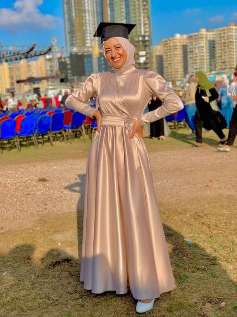 Muslim Graduation Dress University, Satin Dress Graduation Outfit, Convocation Outfit Graduation Muslimah, Hijab Style Dress Party, Modest Dresses For Graduation, Graduation Muslim Outfit, Muslimah Graduation Outfit, Graduation Dress Ideas Hijab, Modest Graduation Outfit Ideas