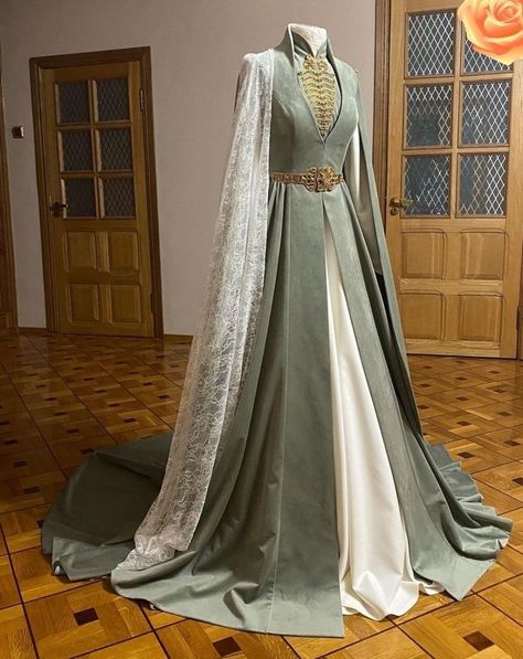 Queen Dress Royal Medieval, Queen Dress Royal, Green Fantasy Dress, Green Medieval Dress, Viserys Targaryen, Alicent Hightower, Fantasy Dresses, Royal Dresses, Dress Royal