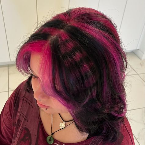 🦨🧷🕷️🩷⛓️🦇🖤🎀🦝 draculaura inspired chunky highlights 🧛🏻‍♀️💞 so many placements like this lately, and I love it!! keep ‘em coming 😫 she had chunky purple a while ago and needed a change, so she decided to see what i could do 🙏 i love the raccoon stripe details! made with @pulpriothair ⛓🧷 𝐃𝐌 𝐓𝐎 𝐁𝐎𝐎𝐊 🦇-𝔐™ 🤍 ✮ ✮ ✮ ✮ ✮ #monsterhigh #monsterhighhair #draculaura #draculaurahair #chunkyhighlights #halifaxhair #halifaxqueer #halifaxhairstylist #hairgoals #hairstyles #haircolor #hairtransformation #h... Dyeing Hair At Home Aesthetic, Hair Color Design Ideas, Draculaura Highlights, Cool Hair Ideas Color, Elissabat Hair, Chunky Highlights Wavy Hair, Peekaboo Raccoon Tail Hair, Purple Stripes Hair, Raccoon Highlights