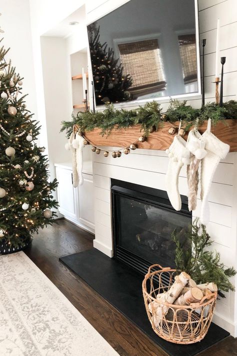 Christmas Home Decorations, Decor Christmas Home, Christmas House Lights, Christmas Decor Inspiration, Simple Christmas Decor, Christmas Mantel Decorations, Christmas Mantle, Home Decor Christmas, Christmas Inspo