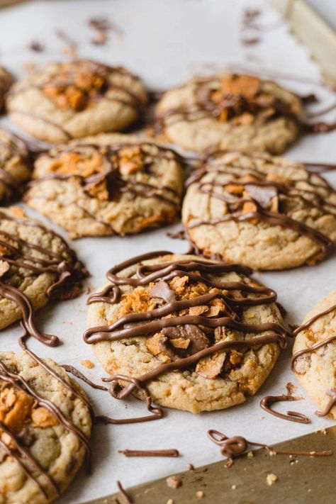 Soft and chewy peanut butter cookies are packed with Butterfinger® Candy pieces in this tempting Crumbl copycat recipe for Crumbl Butterfinger Cookies. Pieces of candy are stirred into the cookie dough and gently smooshed onto the tops of the cookies right after baking. A drizzle of milk chocolate finishes off these large gourmet cookies. Make these! Crumbl Butterfinger Cookie, Crumbl Copycat, Butterfinger Cookies, Butterfinger Candy, Classic Peanut Butter Cookies, Chewy Peanut Butter Cookies, Baking Stuff, Chunky Peanut Butter, Gourmet Cookies