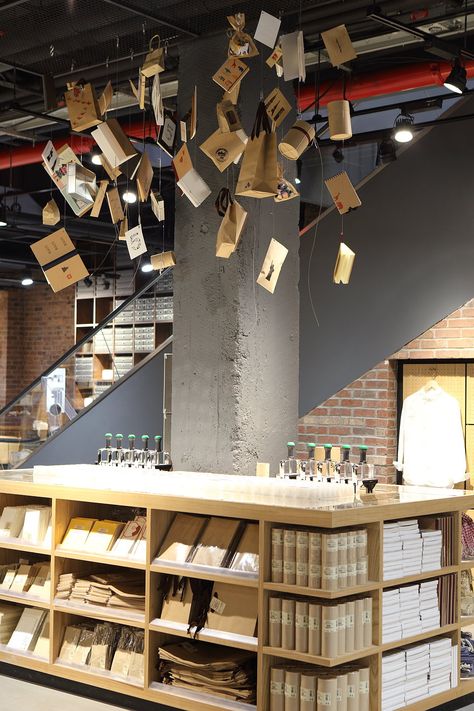 MUJI Opens North American Flagship Store in New York City Bookstore Shelving, Small Store Ideas, Book Store Ideas, Muji Shop, Bookstore Display, Minimal Store, Cool Stores, Muji Store, Stationery Store Design