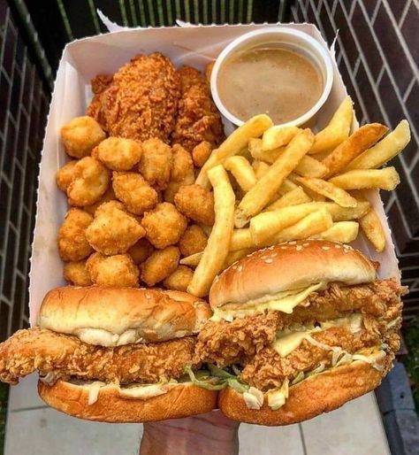 God Mat, Think Food, Food Goals, Unhealthy Food, Chicken Sandwich, Food Obsession, Interesting Food Recipes, French Fries, Pretty Food