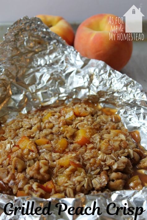 Grilled Peach Crisp is a deliciously simple foil packet recipe that can be grilled on the barbecue or cooked over the coals of a campfire. Campfire Peach Crisp, Camp Treats, Gourmet Camping Food, Fresh Peach Crisp, Grilled Foil Packets, Campfire Meals, Campfire Desserts, Cauliflowers, Foil Packs