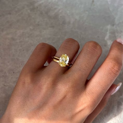 The Chelsea with custom knife edge band💍 💎Details -Fancy yellow -Oval cut -VS1 -2.5ct -18k yellow gold #engagementring #ovalengagementring #proposal Coloured Engagement Rings Vintage, Yellow Diamond Ring Engagement, Coloured Engagement Rings, Yellow Wedding Ring, Colored Wedding Rings, Madonna Inn Wedding, Gold Oval Engagement Ring, Fancy Color Diamond Ring, Madonna Inn