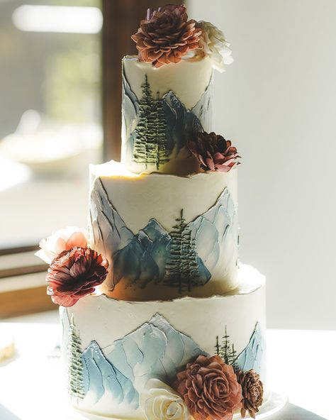 It’s the summer of a million mountain cakes and I’m here for it! Each one is so unique. What I wasn’t expecting was for the same mountain cake to be shot in different lighting and give off a totally different feel! When I recievd these photos of one of my recent mountain cakes from the amazing @katynevinsky, I couldn’t decide which style I loved more: dark & moody or light & romantic! So here I am, posting both! Which photo are you most drawn to—dark or light? Tell me in the comments! Ca... Dream Mountain Wedding, Adventure Wedding Cake, Mountain Cupcakes Ideas, Small Mountain Wedding Cake, Mountain Cake Design, Different Wedding Cake Ideas, Mountain Themed Cake, Hiking Wedding Cake, Outdoorsy Wedding Cake