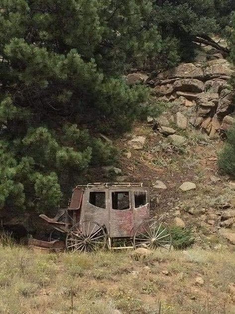 Stage Coach, Wilde Westen, Last Ride, Chateau France, Abandoned Mansions, Abandoned Cars, Haunted Places, Colorado Mountains, Old Barns