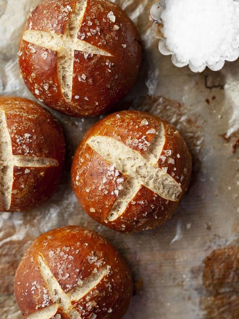 These gluten-free pretzel buns are soft and chewy and irresistibly delicious. Yes, they taste like the real deal and are perfecet for burgers and sandwiches. Gluten Free Pretzel Buns, Gluten Free Soft Pretzels, Sour Cream Biscuits, Pretzel Buns, Pretzel Bread, Best Gluten Free Bread, Pretzel Rolls, Gluten Free Pretzels, Baking Soda Bath