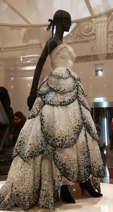 Dior Exhibition, Fashion Dream Job, Runway Fashion Couture, Dior Dress, Dress History, Iconic Dresses, Gala Dresses, Glam Dresses, Mode Inspo