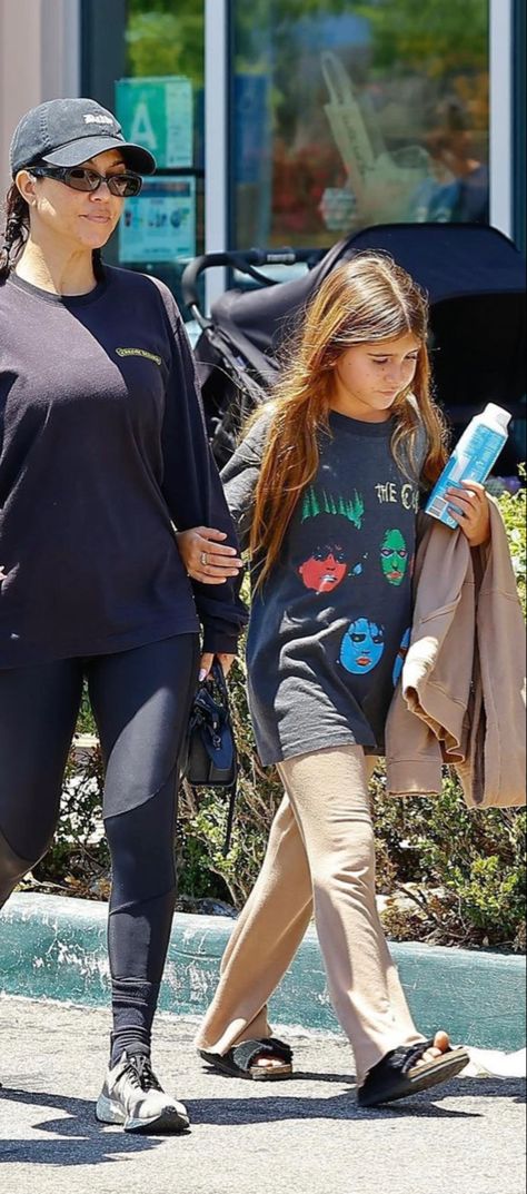 Penelope Disick 2023, Penelope Disick Style, Kourtney Kardashian Baby, Estilo Kardashian, Penelope Disick, Famous Kids, Kardashian Kids, Kourtney Kardashian, Mother And Baby