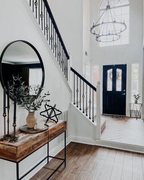 Black Accent Entry Wall, White Home With Black Accents, White And Black With Wood Accents, Black White And Brown Decor, Black And White Modern House Interior Design, Black And White Inside House, White Black Interior Design, White Black Home Decor, White And Black Interior House