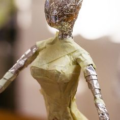 After padding with aluminum foil, then wrap with masking tape to porvide added strength. Paper Mache Projects, Paper Mache Dolls, Wire Art Sculpture, Paper Mache Clay, Paper Mache Art, Paper Mache Sculpture, Paper Mache Crafts, Tin Foil, Doll Tutorial