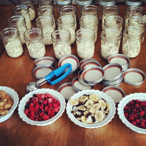 “Instant” Oatmeal Jars – Easy Breakfast Meal Prep http://cleanfoodcrush.com  get fruit from trader joes Omlet In A Mason Jar, Oatmeal In A Jar, Clean Meal Prep, Breakfast And Brunch, Instant Oatmeal, Food Crush, Mason Jar Meals, Clean Food Crush, Breakfast On The Go