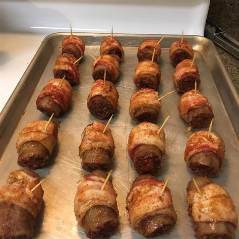 Bacon Wrapped Bratwurst Bacon Cracker, Bacon Wrapped Smokies, Yummy Appetizers Parties, Bratwurst Recipes, Beer Bacon, Bacon Appetizers, Football Food, Bacon Wrapped, Sausage Recipes