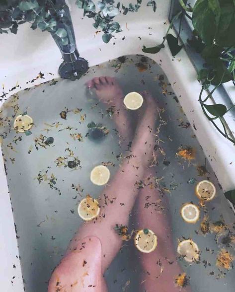 DIY: Moisturizing Bath Soak for Dry Winter Skin Horn Diy, Diy Bath Soak, Bath Soak Recipe, Aesthetic Bath, Diy Detox, Restorative Yoga Poses, Moisturizing Bath, Dry Winter Skin, Modern Hippie