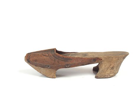 Shoe-Icons / Ethnic shoes / Wooden mules with leather upper. Philippines. Late 19th -early 20th century. Century Shoes, Farm Fashion, Historical Shoes, Fav Shoes, Cool Shoes, Wooden Heel, Shoe Design, Diy Shoes, Handmade Paper