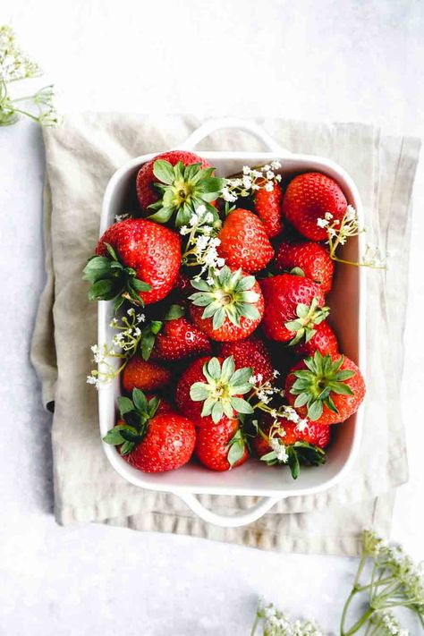 Essen, Food Photography Strawberry, Strawberry Fruit Photography, Strawberry Photography Aesthetic, Strawberry Athestic, Strawberry Picnic Aesthetic, Strawberry Food Photography, Strawberry Fruit Aesthetic, Spring Food Photography