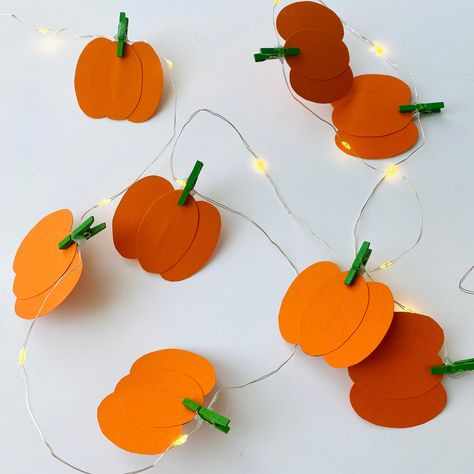 Get ready for autumn/fall with our cute little pumpkin garlands. Made using 220 gsm card stock, these delicate handmade garlands are the perfect finishing touch to your Halloween decor. They hang beautifully over the fireplace, wrapped around a sheltered door wreath, placed as a centrepiece to your thanksgiving table, or simply draped over a mirror. They measure 2 metres in length with 8 cardboard double sided pumpkins on each (measuring approximately 6x5cm) and a very small discrete battery pac Paper Pumpkin Garland Diy, School Autumn Decorations, Fall Decor Cubicle, Autumn Crafts Adults, Easy Outdoor Fall Decor, Paper Thanksgiving Decorations, Handmade Autumn Decorations, Autumn Diy Decorations Fall Crafts, Diy Fall Classroom Decorations