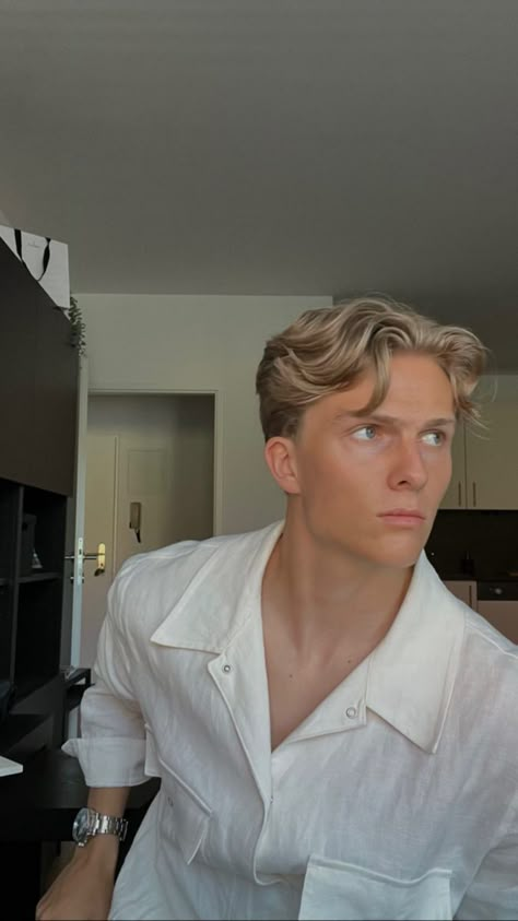 Mens Haircuts Blonde, Middle Part Hairstyles Men, Blonde Hair Men, Middle Part Haircut, Hairstyles For Boys, Blonde Man, Cool Blonde Hair Colour, Styl Grunge, Men Blonde Hair