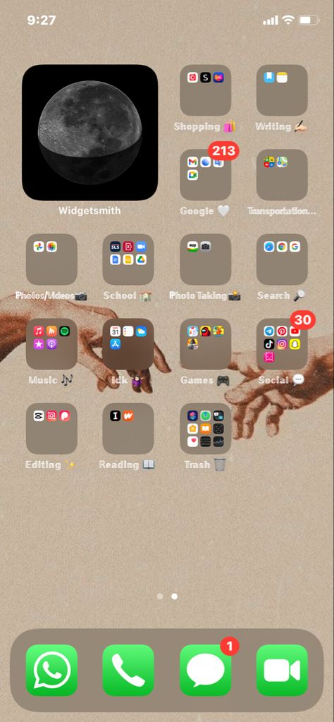 This is a way to organize your homescreen on your iphone! How To Organize Iphone Homescreen, Ways To Organize Your Phone Apps, Organizing Phone Apps Aesthetic, Organizing Phone, Phone Organization Home Screen, Organize Apps, Phone Edits, Phone Apps Iphone, Organize Phone Apps