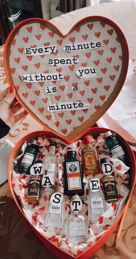 Vday Gift Ideas For Him, Vday Gift For Boyfriend, 21st Birthday Gifts For Men, Christmas Gift Inspo Best Friend, Valentine Gifts For Boyfriend Romantic, Men Vday Gift Ideas, Valentine Gifts For Him Boyfriends, Anniversary Gift Baskets For Him, Valentines Craft Gift For Boyfriend