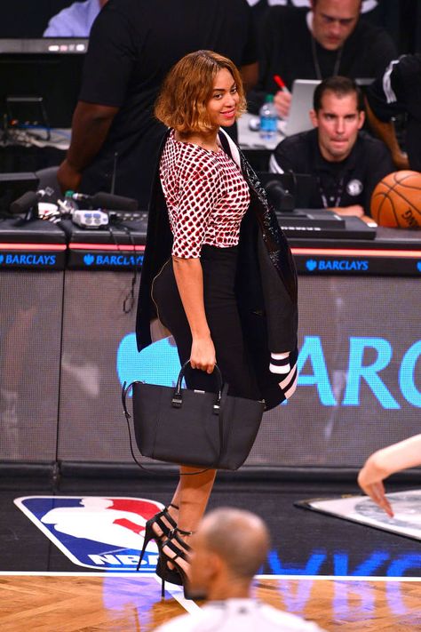 These celebs know how to take in pro basketball games in style. Celebrities At Basketball Games, Basketball Game Outfit, Posh Spice, Beyonce Style, Paparazzi Photos, Beyonce Queen, Celebrity Look Alike, Fashion Articles, Basketball Game