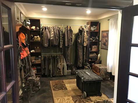 Hunting room organization Hunting Room Organization Ideas, Hunting Inspired Bedroom, Hunting Shop Ideas, Hunting Stuff Organization, Man Cave Closet Ideas, Hunting Style Living Room, Hunting Room Organization, Hunting Closet Organization, Hunters Bedroom Ideas