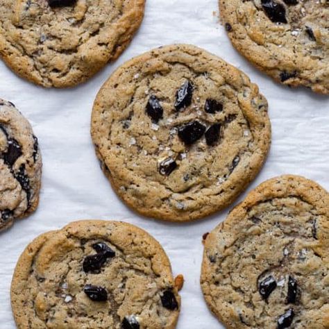 These coffee chocolate chip cookies are loaded with coffee flavor from instant coffee granules and brewed coffee. They are crisp on the putside and chewy in the inside and seriously irresistible. Super easy to make, they will become one of your favorite cookies to make! #coffeecookies #coffeechocolatechipcookies #coffeedesserts #easychocolatechipcookies Coffee Chocolate Chip Cookies, Glaze Frosting, Cookies Frosting, Peppermint Cake, Easy Frosting, Coffee Buttercream, Cookies With Chocolate, Ultimate Cookies, Chocolate Oatmeal Cookies