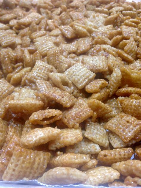 Christmas Carmel Chex Mix Recipes, Carmel Chex Mix Recipes, Carmel Snacks, Caramel Chex Mix Recipes, Carmel Chex Mix Recipe, Rice Chex Recipes, Caramel Chex Mix, Caramel Chex, Chex Mix Recipes Sweet