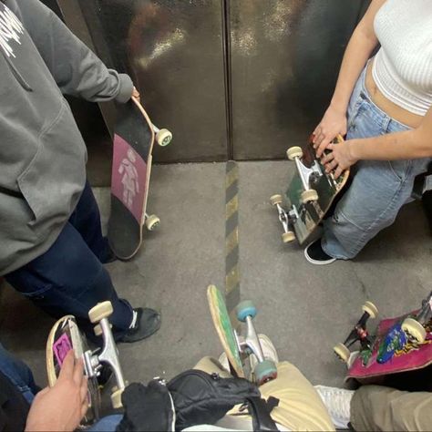 Skateboarding Aesthetic Girl, Skater Friends Aesthetic, Skater Core Aesthetics, Skater Group Aesthetic, Group Skateboarding, Skater Vibes Aesthetic, Skater Group, Girls Skateboarding, Skater Friends