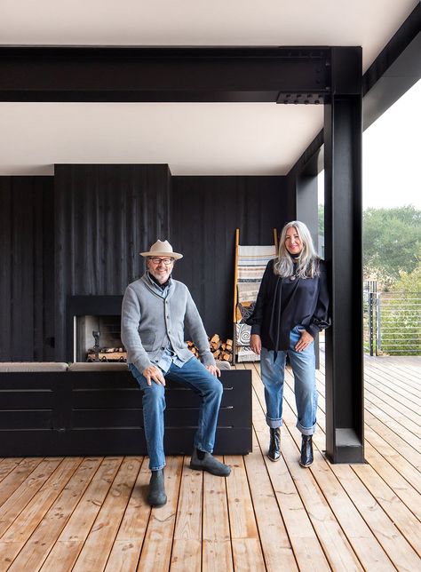 These Former New Yorkers Bought Their Santa Ynez Ranch House Online Scandinavian Ranch House, Modern Mobile Home Exterior, Black Ranch House Exterior, Barndo Interior Ideas, Modern Shed House, Modern Barn House Exterior, California Homestead, Pre Fab Homes, Modern Barn Interior