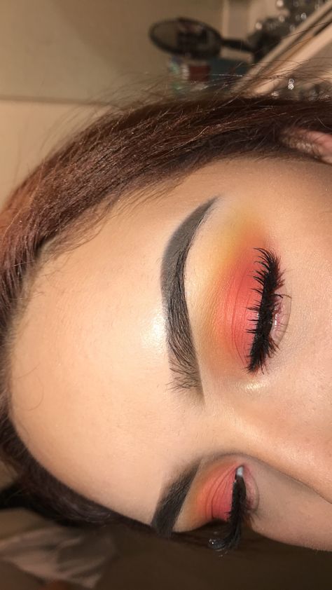 #sunset #eyeshadow Orange Sunset Eyeshadow Looks, Sunset Makeup Looks Step By Step, Sunset Inspired Makeup, Sunset Eyeshadow Looks, Pink And Orange Eyeshadow, Sunset Eye Makeup, Sunrise Eyeshadow, Makeup With Eyeshadow, Orange Eyeshadow Looks