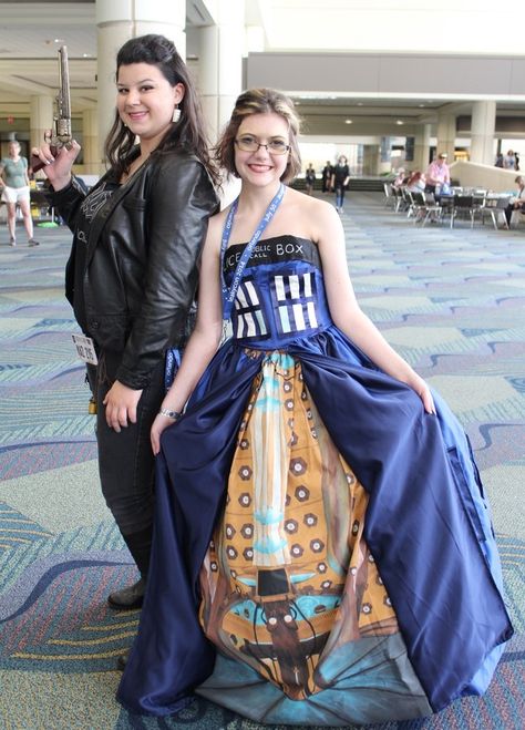 Human!Impala from Supernatural and a TARDIS from Doctor Who Dr Who Cosplay Female, Human Impala, Tardis Cosplay, Tardis Dress, Doctor Who Cosplay, Doctor Who Costumes, Doctor Who Tardis, Amazing Cosplay, Best Cosplay