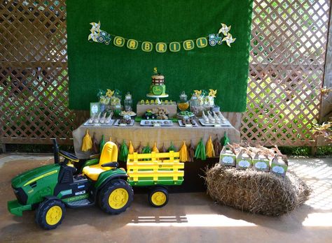 John Deere tractor birthday party! See more party ideas at CatchMyParty.com! Tractor Birthday Party Ideas, Tractor Birthday Party Theme, John Deere Birthday Party, John Deere Party, John Deere Birthday, Tractor Birthday Party, Tractor Party, Boy Birthday Decorations, Ballon Party