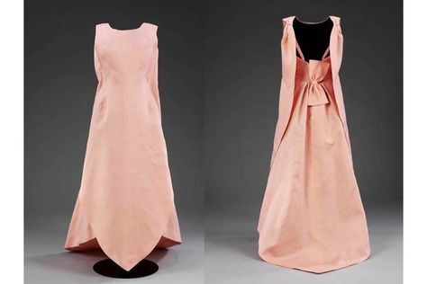 Front and back view of "La Tulipe" evening dress in silk gazar by Balenciaga for EISA, Spain, 1965 Silk Evening Dress, Simply Fashion, Cristóbal Balenciaga, Richard Avedon, Tulip Dress, Lace Bustier, 1960s Fashion, Moda Vintage, Victoria And Albert Museum