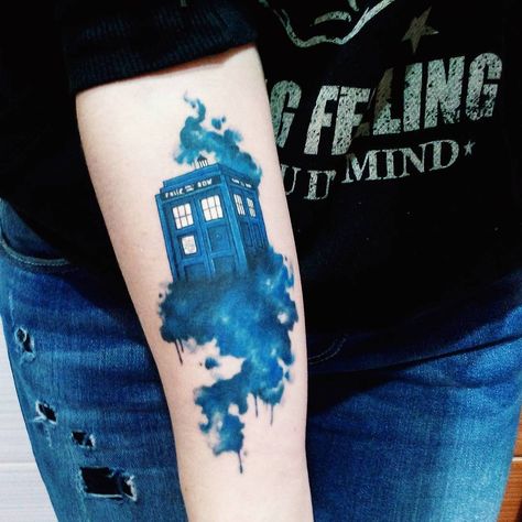 Doctor Who TARDIS Tattoo on yukoo_miyatoo Dr Who Tattoo, Tardis Tattoo, Doctor Who Tattoo, Famous Tattoo Artists, Colton Underwood, Awesome Tattoo, Forearm Tattoo Design, Flower Tattoo Shoulder, Doctor Who Tardis